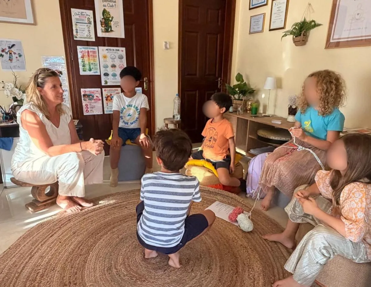 Atelier du Club bien-être avec Nathalie, photo 1 (visages des enfants floutés)