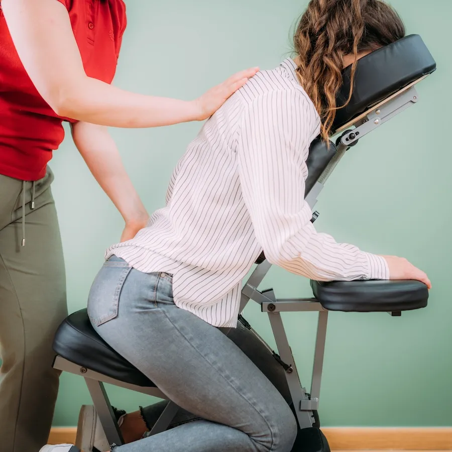 Massage assis sur chaise ergonomique pour relâcher le dos et les épaules